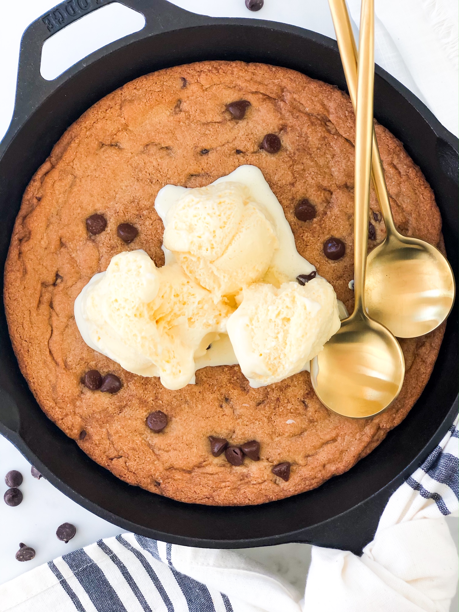 https://fettysfoodblog.com/wp-content/uploads/2020/04/Giant-Chocolate-Chip-Skillet-Cookie-Pizookie.jpg